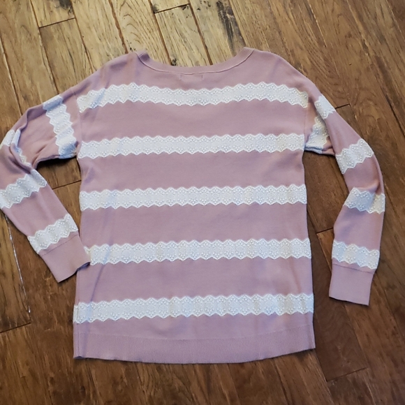 Beautiful sweater with lace embroidery - Picture 3 of 4